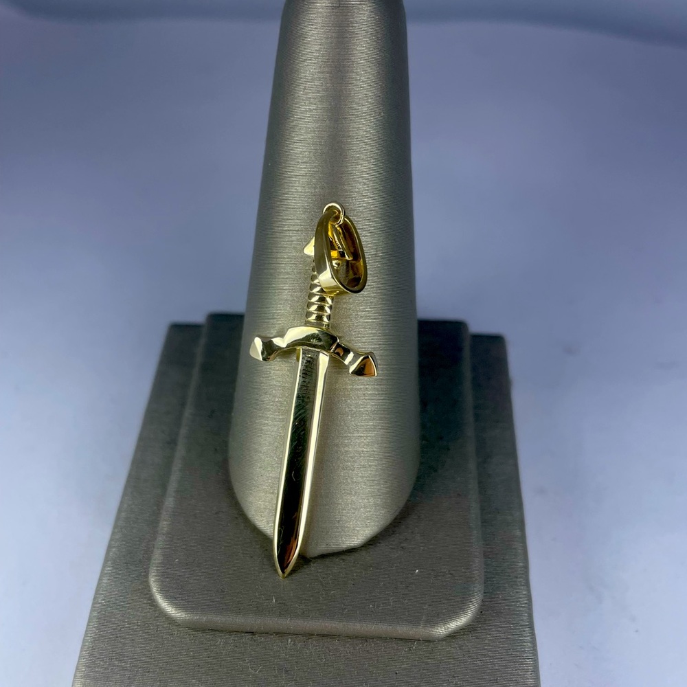 14K YELLOW GOLD SWARD PENDANT